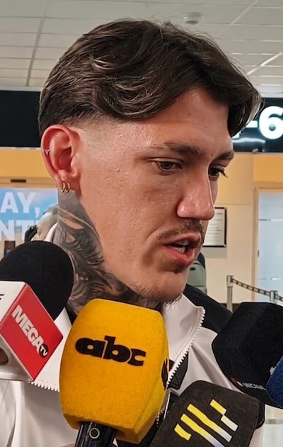 Bryan Daniel Bentaberry Varela (29 años), defensor uruguayo de Olimpia, en diálogo con la prensa antes de la partida de la delegación franjeada a Brasil.