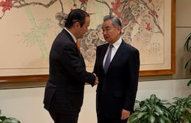Los cancilleres de Panamá, Javier Martínez-Acha (i) y de China, Wang Yi (d), una reunión celebrada este amyo, en Nueva York (EE.UU.). (foto gentileza Ministerio de Exteriores de Panamá)