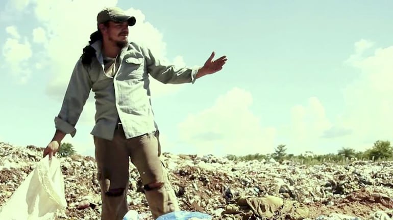 Aníbal Ortiz interpreta a Alfonso, un buscador de plata yvyguy que termina convertido en ganchero de un vertedero, en el largometraje “Latas Vacías”.