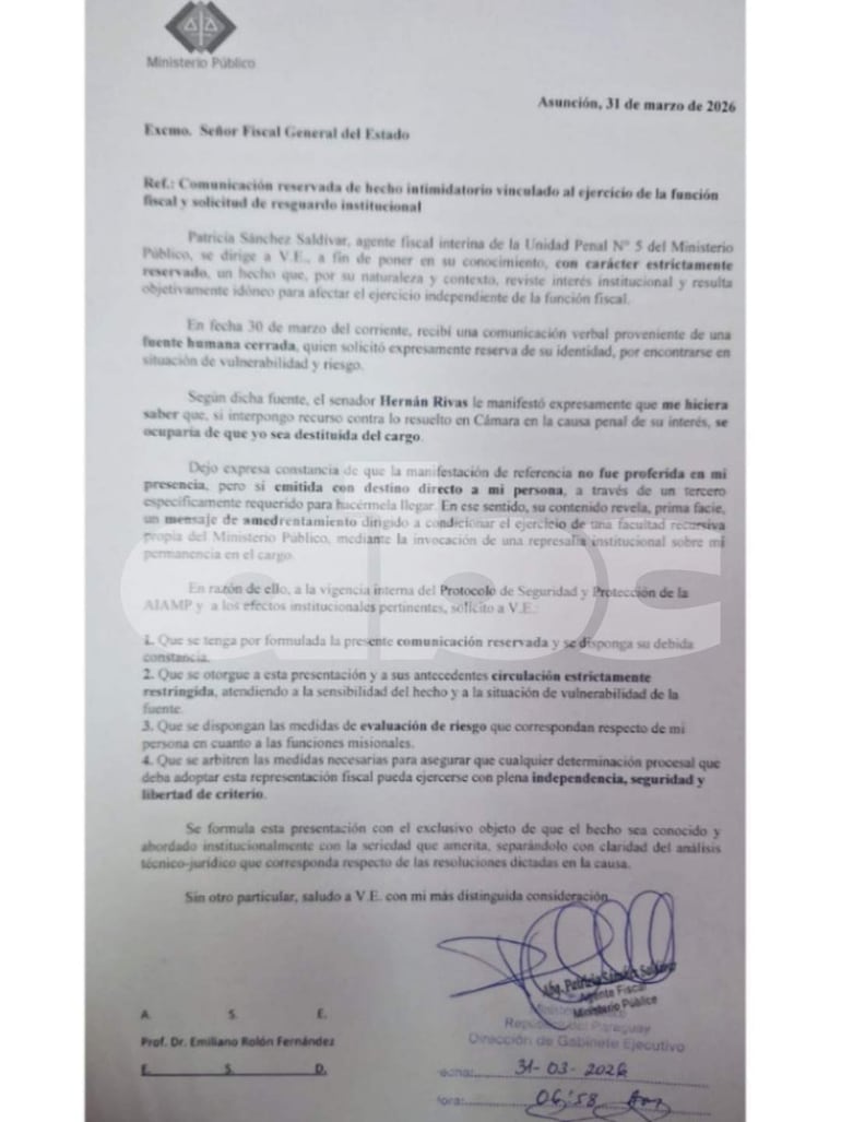 Documento oficial del Ministerio Público con logo, texto formal y firma, resaltando una comunicación reservada.