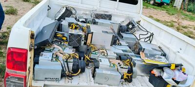 Equipos de la granja de criptominería que robaba energía eléctrica en Itapúa.