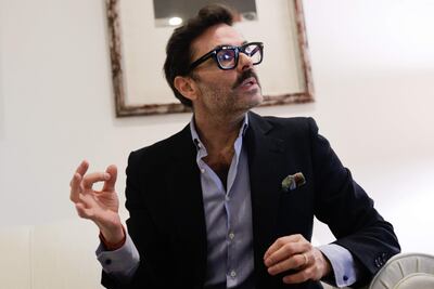 El historiador español Pedro Marín Boza habla en una entrevista con EFE este lunes, en Asunción (Paraguay). Boza destacó que las galerías de arte "son clave en el tejido cultural de los países", pero no se les presta la atención que merecen, ni hay una oferta de formación profesional en el área.