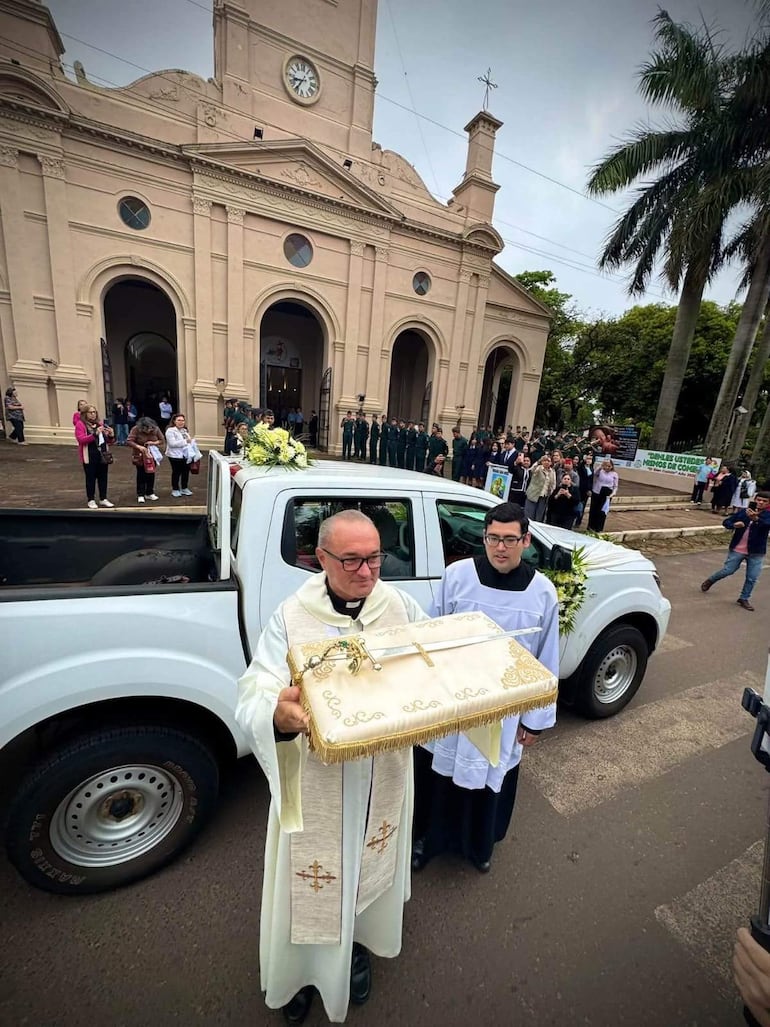 Multitudinaria participación en jornada religiosa por la visita de la Espada de San Miguel en Villarrica.