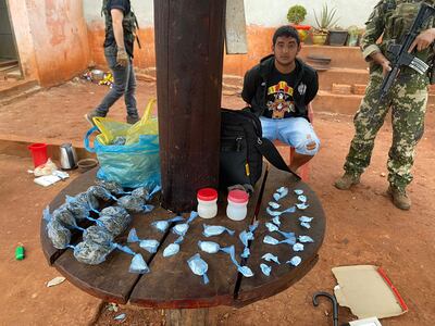 Las evidencias incautadas y el detenido durante el allanamiento en Ciudad del Este.