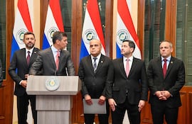 El vicepresidente Pedro Alliana; el presidente y vocero, Santiago Peña; el presidente del Congreso, Basilio "Bachi" Núñez; el titular de Diputado, Raúl Latorre y el contralor Camilo Benítez.