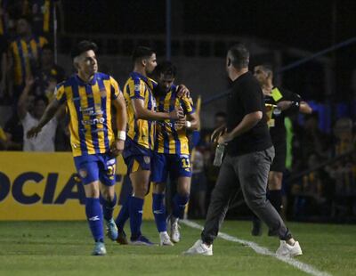 Elvio Vera (13), jugador de Sportivo Luqueño, celebra un gol en el partido frente a Nacional por la fecha 16 del torneo Clausura 2024 del fútbol paraguayo en el estadio Conmebol, en Luque, Paraguay.