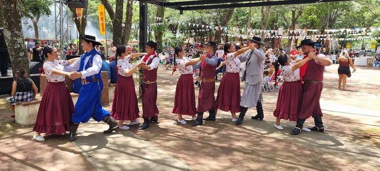Grupo de Danza que deleitaron con su arte al público presente.