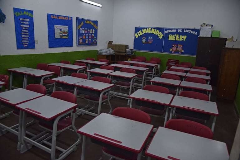 Los muebles chinos no alcanzan para la demanda de estudiantes en la escuela Manuel Ortíz Guerrero.