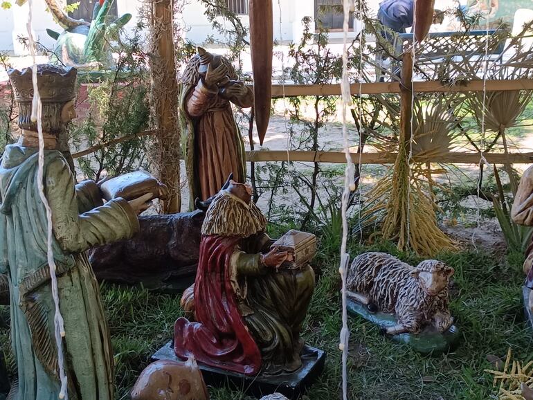 Las cabezas de la imagen de los Reyes Magos ubicados en el tradicional pesebre de la plaza de Pilar fueron supuestamente cortados accidentalmente.