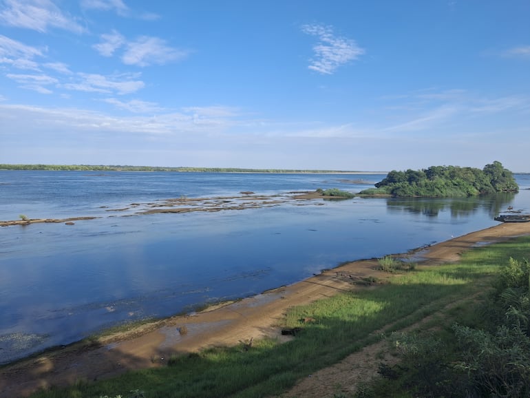 lgas y crisis hídrica afectan la pesca turística en Ayolas.