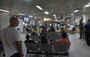 Varias personas acudieron ayer a la Dirección de Tránsito de la Municipalidad de Asunción. No había filas largas, pero hubo quejas por el tiempo que demora el trámite.