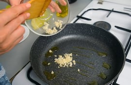 Ajo en la sartén.