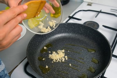 Ajo en la sartén.