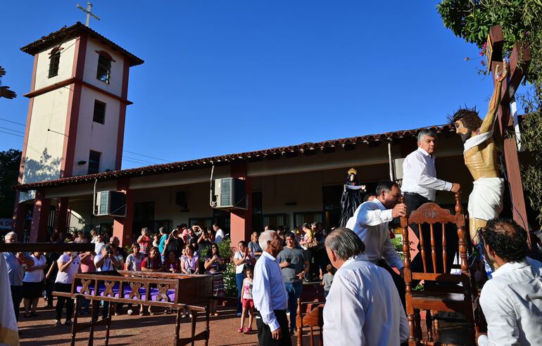 Momentos en que Cristo es bajado de la cruz ubicada en el calvario. 