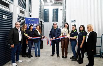 Directivos de Clasipar realizaron el tradicional corte de cinta.
