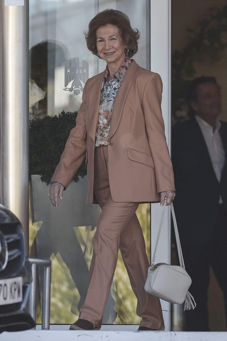 La reina Sofía, feliz al abandonar la clínica Ruber Internacional de Madrid luego de cuatro días. (EFE/Sergio Pérez)