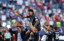 El defensa de Paraguay #15 Gustavo Gómez (C) y sus compañeros de equipo celebran tras ganar la tanda de penales del partido de fútbol de los dieciseisavos de final de la Copa del Mundo 2026 entre Alemania y Paraguay en el Boston Stadium en Foxborough.