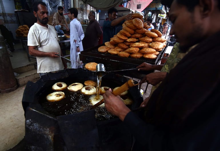 Un hombre pakistaní prepara comida tradicional antes del Ramadán, mes sagrado musulmán, en Karachi, Pakistán, el 17 de febrero de 2026.