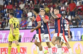 Los jugadores de Cerro Porteño festejan un gol en el partido frente a Recoleta FC por la fecha 8 del torneo Apertura 2026 de la Primera División de Paraguay en el estadio La Nueva Olla, en Asunción, Paraguay.
