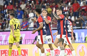 Los jugadores de Cerro Porteño festejan un gol en el partido frente a Recoleta FC por la fecha 8 del torneo Apertura 2026 de la Primera División de Paraguay en el estadio La Nueva Olla, en Asunción, Paraguay.