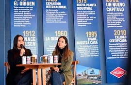 Yle Peralta y Leticia García en el stand de Pilsen, en la Expo.