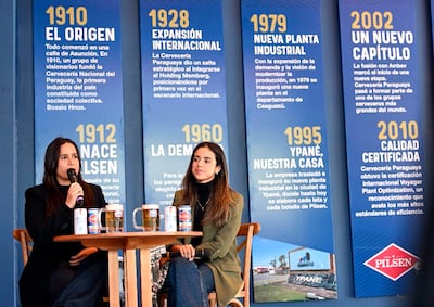 Yle Peralta y Leticia García en el stand de Pilsen, en la Expo.