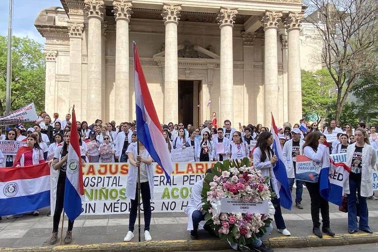 Médicos del sector público de Paraguay se manifiestan en reclamo de ajustes salariales y la dotación de los hospitales, este martes, en Asunción (Paraguay). EFE/ Ron González