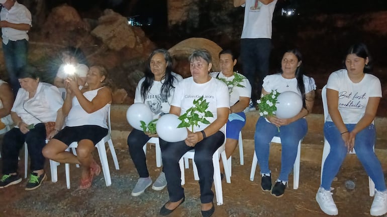 Los asistentes fueron vestidos con remera de color blanco. Además, llevaron flores blancas y globos del mismo color.
