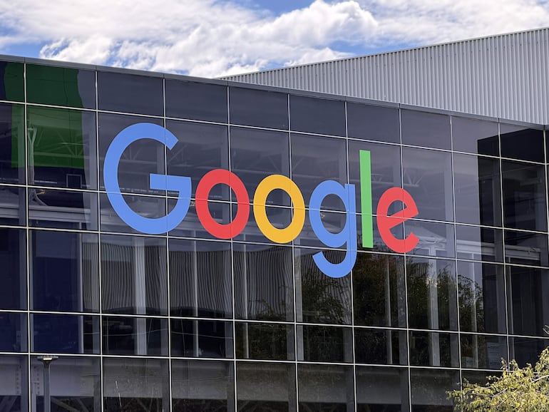 La Comisión Europea impuso este jueves dos multas a Google por un total de 890 millones de euros por priorizar sus propios servicios en el motor de búsqueda y por impedir que los desarrolladores de aplicaciones móviles informen a los usuarios, de forma gratuita, de ofertas más baratas al margen de Google Play.