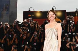 La actriz estadounidense Emma Stone posa en la alfombra roja antes de la proyección de la película "Bugonia", presentada en competición en el 82º Festival Internacional de Cine de Venecia. (Stefano RELLANDINI / AFP)