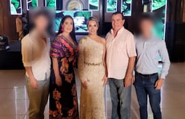 Juana Elizabeth Chávez Romero (i), madrastra de la diputada Johana Vega (c), y su padre, Julián Vega.