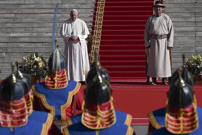 El Papa Francisco participa en la ceremonia de bienvenida con el presidente de Mongolia Ukhnaagiin Khurelsukh, en Mongolia.