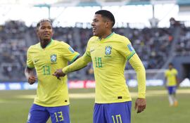 Matheus Martins (d) de Brasil celebra su gol hoy, en un partido de los octavos de final de la Copa Mundial de Fútbol sub-20 entre Brasil y Túnez en el estadio Diego Armando Maradona en La Plata (Argentina).