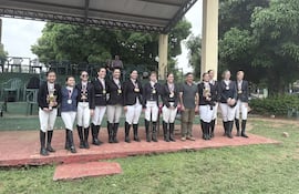 Las amazonas que concursaron en la Primera Fecha de Adiestramiento, con sus respectivos premios.