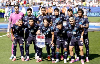 El once inicial de Paraguay posa para la foto de equipo antes del partido de dieciseisavos de final de la Copa Mundial de la FIFA 2026 entre Alemania y Paraguay, en Boston, EE. UU..