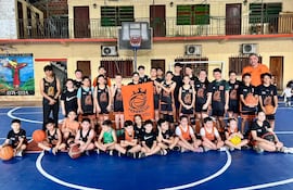 Los atletas del Monarcas Básquet en la Capilla Santa Librada, con el profesor Miguel Mascareño.