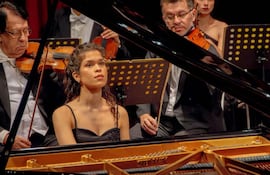 La pianista Nicole Kennedy durante un concierto con la OSCA. La artista paraguaya ofrecerá un taller y un recital en Asunción.
