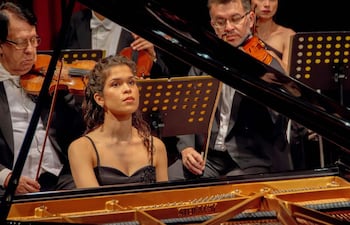 La pianista Nicole Kennedy durante un concierto con la OSCA. La artista paraguaya ofrecerá un taller y un recital en Asunción.