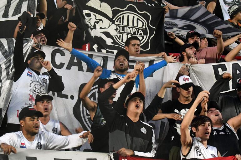 Alrededor de  2.000 hinchas olimpistas alentaron al equipo en el estadio del Colón de Santa Fe. (AFP)