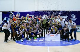 Luque Handball múltiple campeón de la Primera del balonmano metropolitano conquistó el Apertura, derrotando con lo justo a La Victoria.