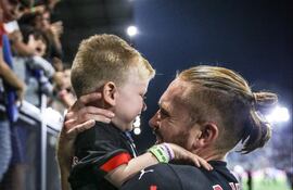 Isidro Pitta celebra con el “Vikinguito” su gol para Bragantino.