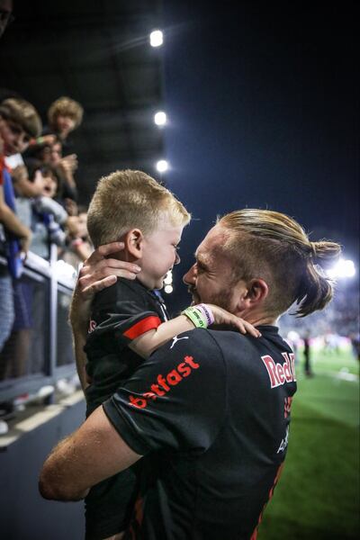 Isidro Pitta celebra con el “Vikinguito” su gol para Bragantino.