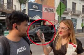 Salma Agüero grabando un TikTok; detrás se ve la camioneta.
