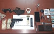 Agentes policiales hallaron una pistola de plástico y una esposa, entre otros elementos en poder de un hombre buscado por supuesto incumplimiento de deber alimentario, que fue detenido anoche en el barrio San Pablo.