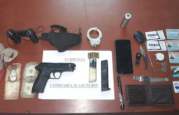 Agentes policiales hallaron una pistola de plástico y una esposa, entre otros elementos en poder de un hombre buscado por supuesto incumplimiento de deber alimentario, que fue detenido anoche en el barrio San Pablo.