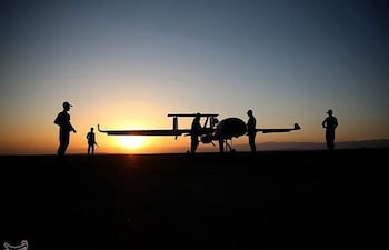 Soldados iraníes preparan un dron para su lanzamiento. (Imagen de archivo)