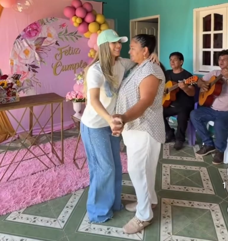 Marilina Bogado bailando con su madre doña Saturnina en su hogar de Villarrica. (Facebook/Marilina Bogado)
