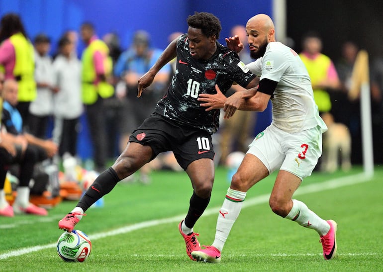 Jonathan David intenta superar la marca del marroquí Noussair Mazraoui.