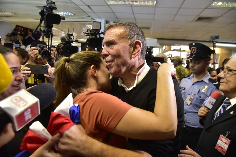 Juan Ángel Napout abrazando a la gente que lo esperaba en el aeropuerto.