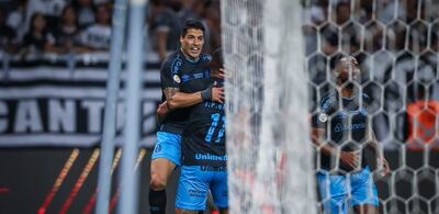 Luis Suárez (i), futbolista de Gremio, celebra un gol en el partido frente a Goiás por la Serie A de Brasil.